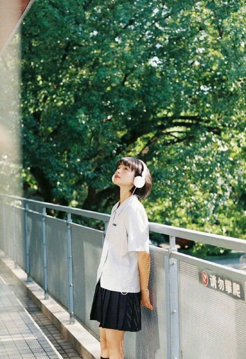 Hình ảnh nữ sinh 2k9 cute trên hành lang
