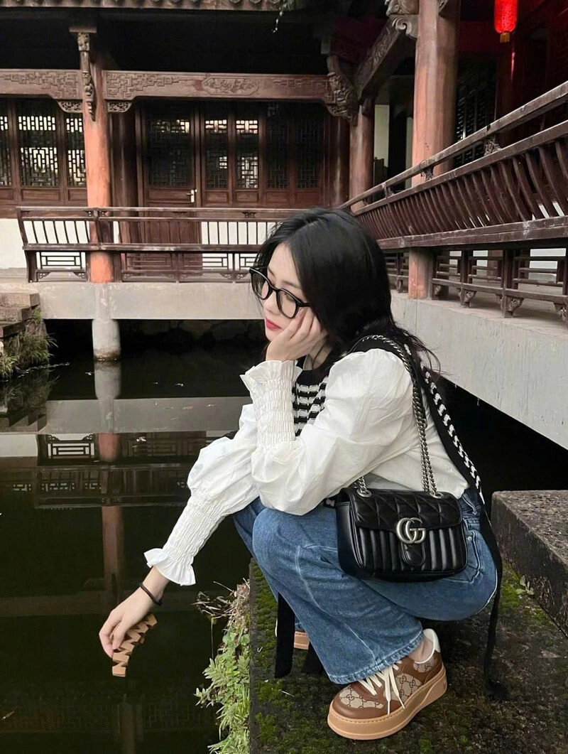 Hình ảnh nữ sinh 2k9 che mặt cuốn hút đi bên bờ sông