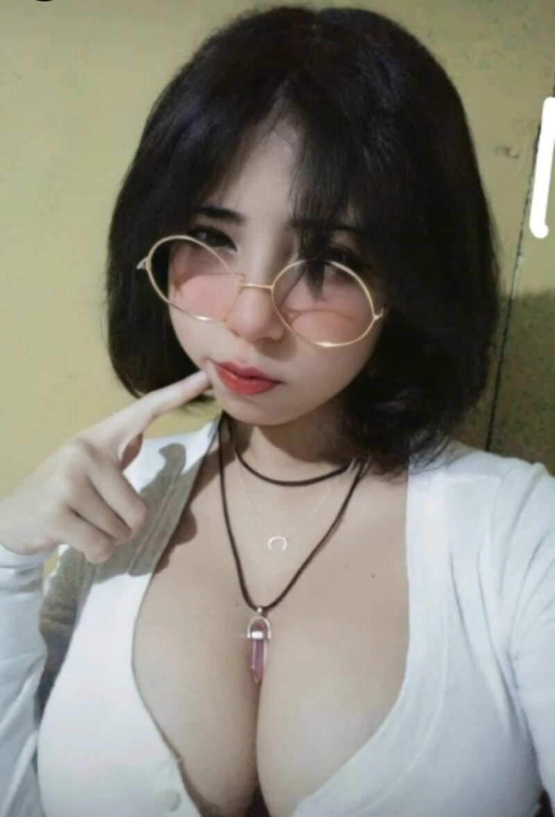 ảnh gái vú bự