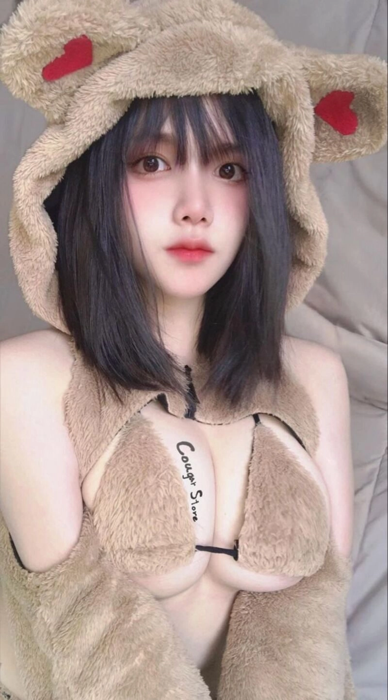 ảnh gái vú to