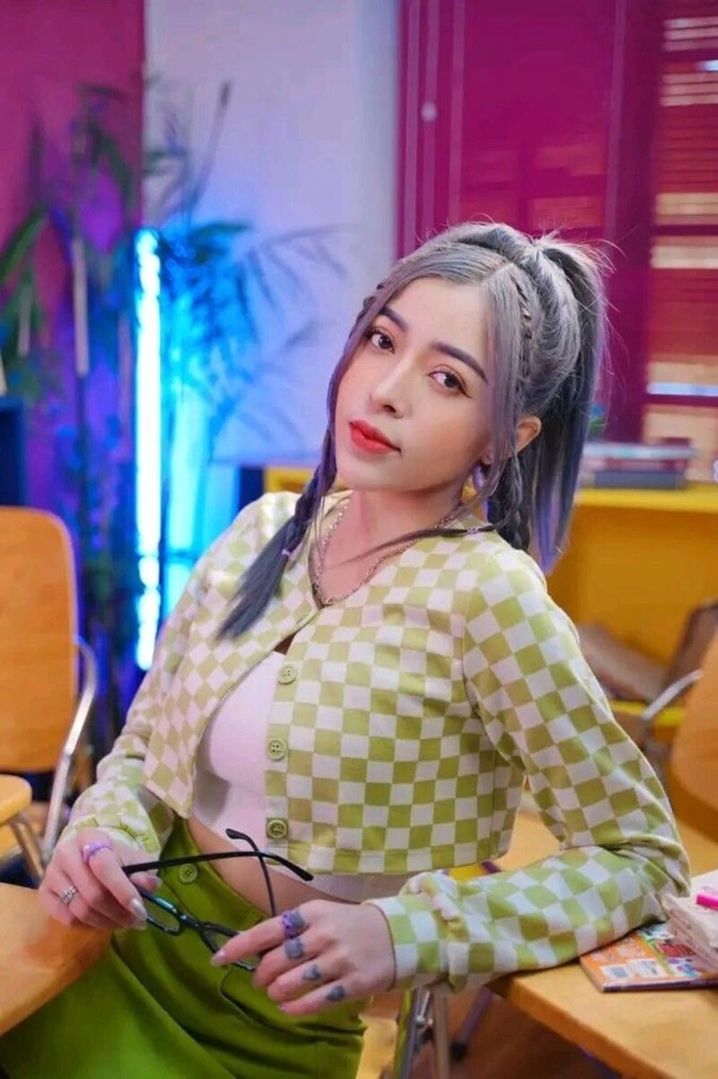 hình ảnh linh barbie mặc bikini