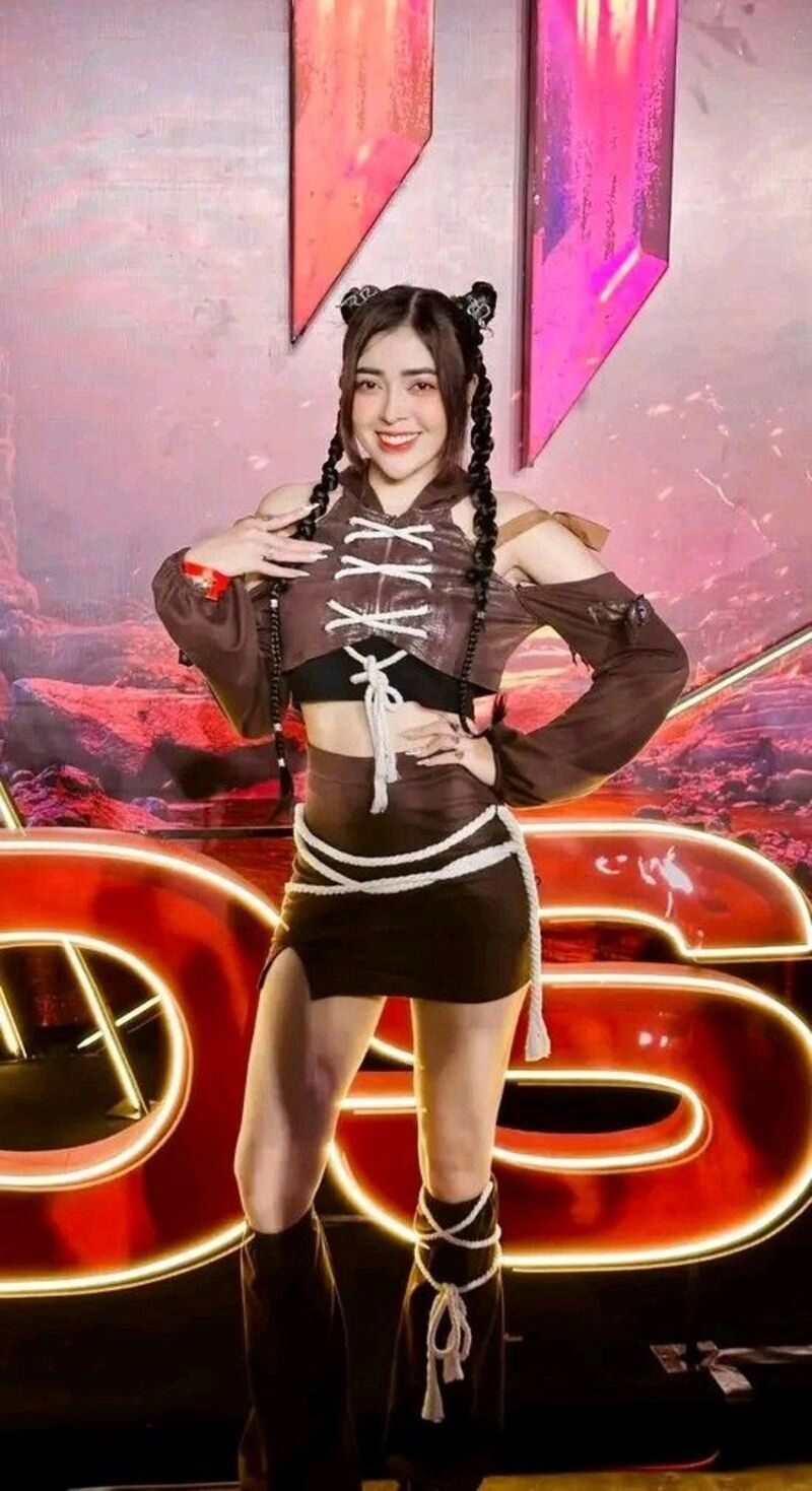 hình ảnh linh barbie mặc bikini