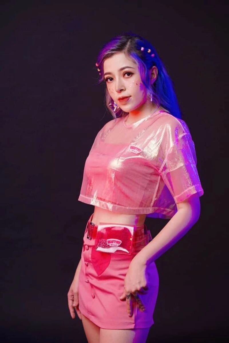 hình ảnh linh barbie mặc bikini