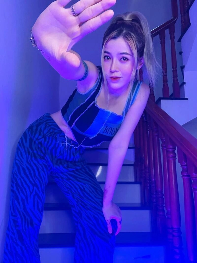 hình ảnh linh barbie mặc bikini