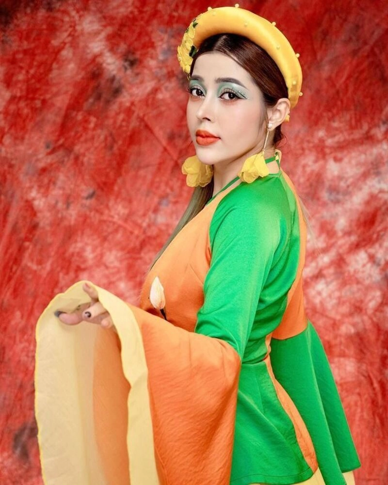 hình ảnh linh barbie mặc bikini