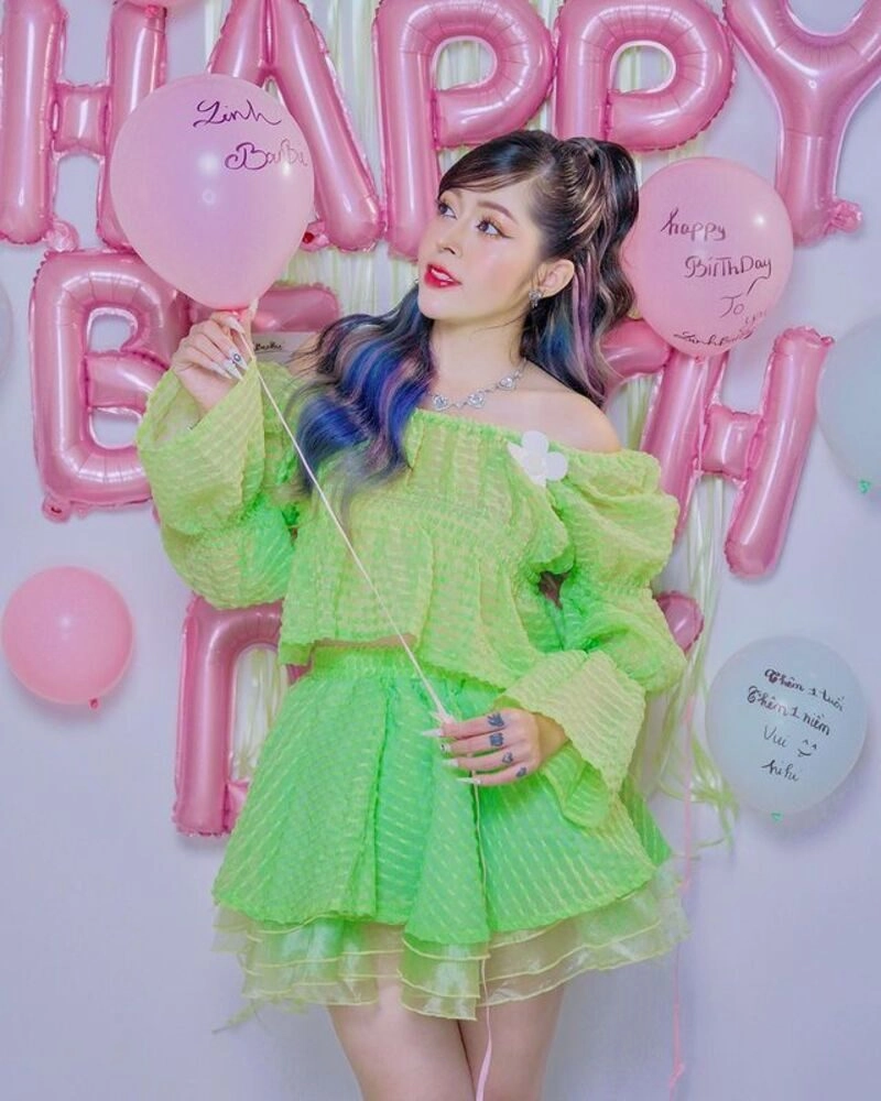 hình ảnh linh barbie mặc bikini