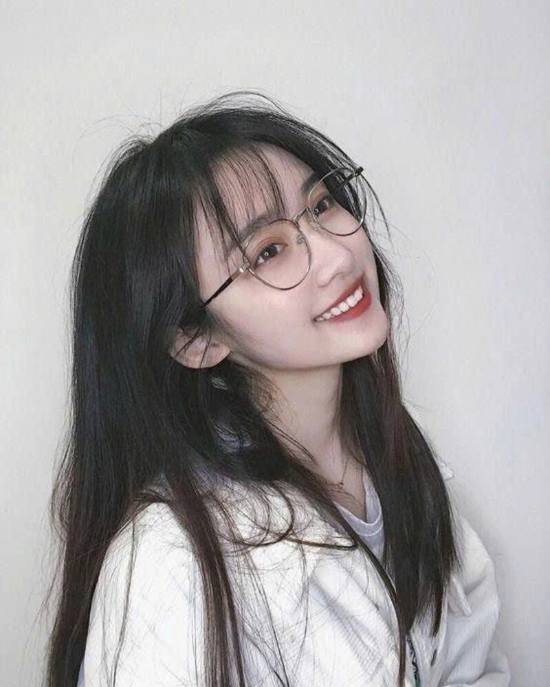 Hình ảnh nữ sinh 2k9 cute đeo kính