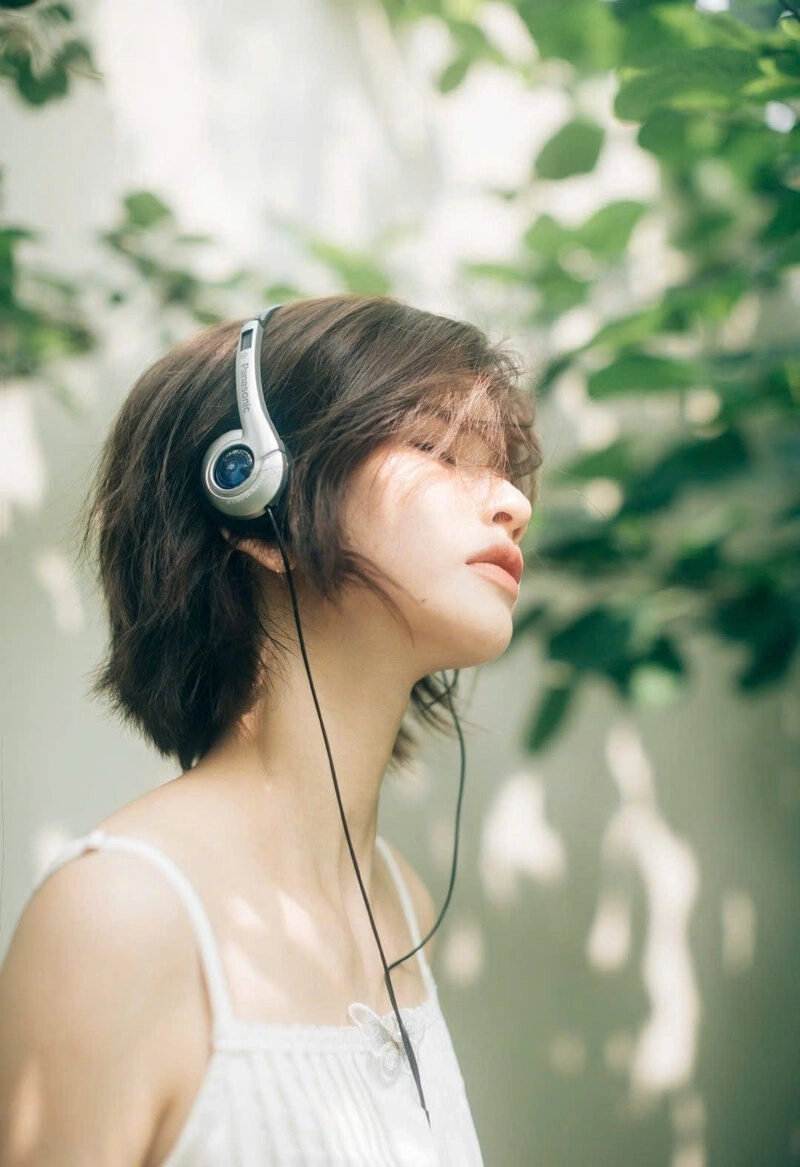 Hình ảnh nữ sinh 2k9 cute nghe nhạc cực chill