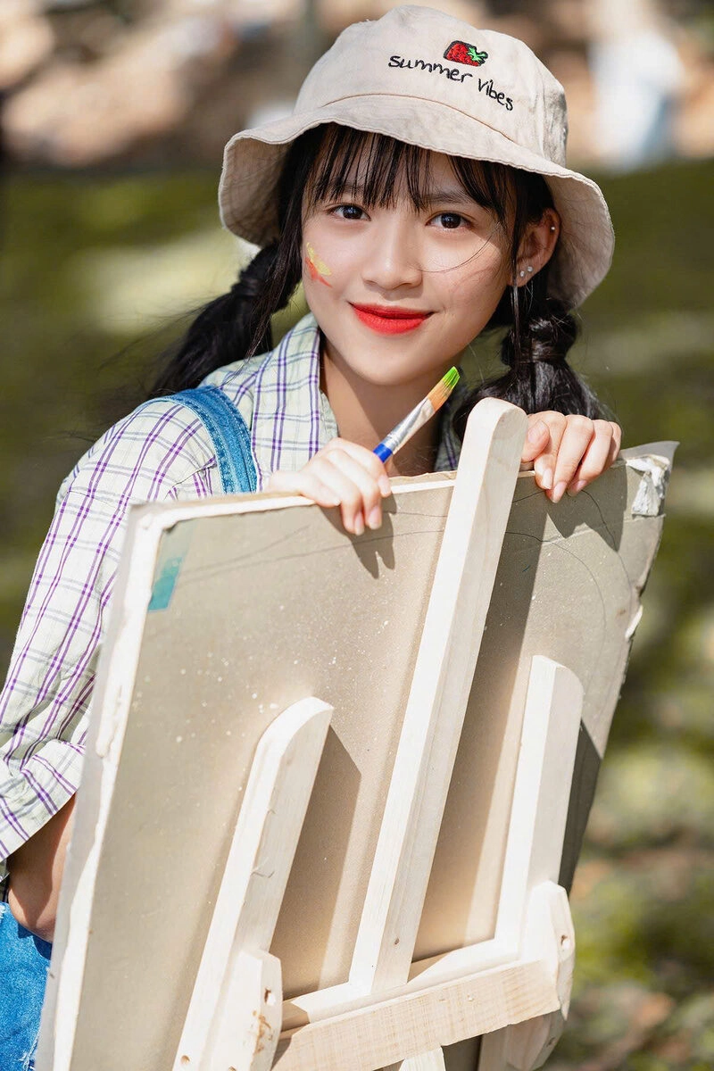 Hình ảnh nữ sinh 2k9 cute và ngọt ngào bên bản vẽ