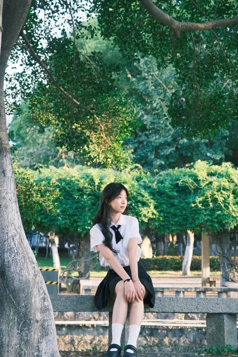 Hình Hình ảnh nữ sinh 2k9 cute trên gốc sân