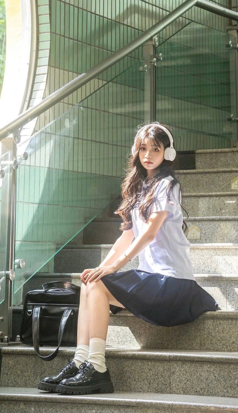 Hình Hình ảnh nữ sinh 2k9 cute trên cầu thang