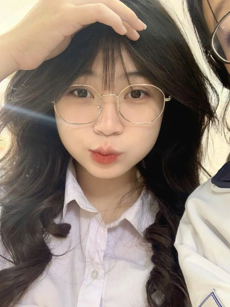 Hình Hình ảnh nữ sinh 2k9 cute đeo kính