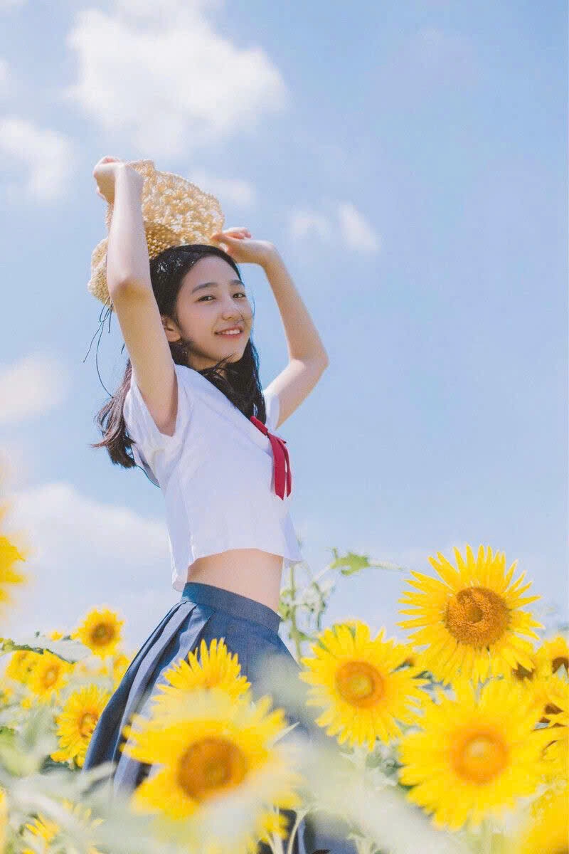 Hình ảnh nữ sinh 2k9 cute và ngọt ngào bên cánh đồng hoa