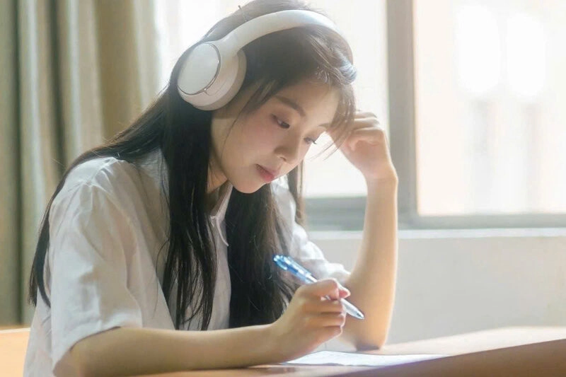 Hình Hình ảnh nữ sinh 2k9 cute chăm chú học tập