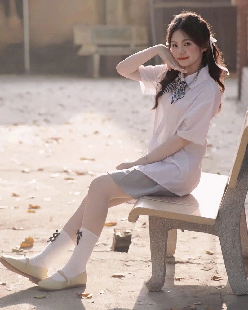 Hình Hình ảnh nữ sinh 2k9 cute tạo dáng chụp ảnh trên ghê đá