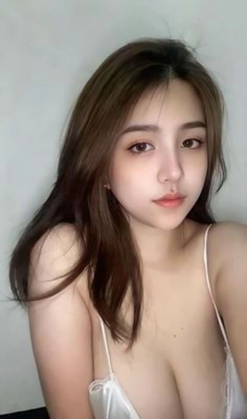 gái mới lớn khoe vú