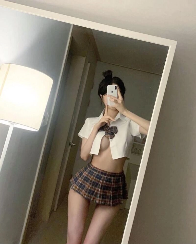 gái mới lớn khoe vú