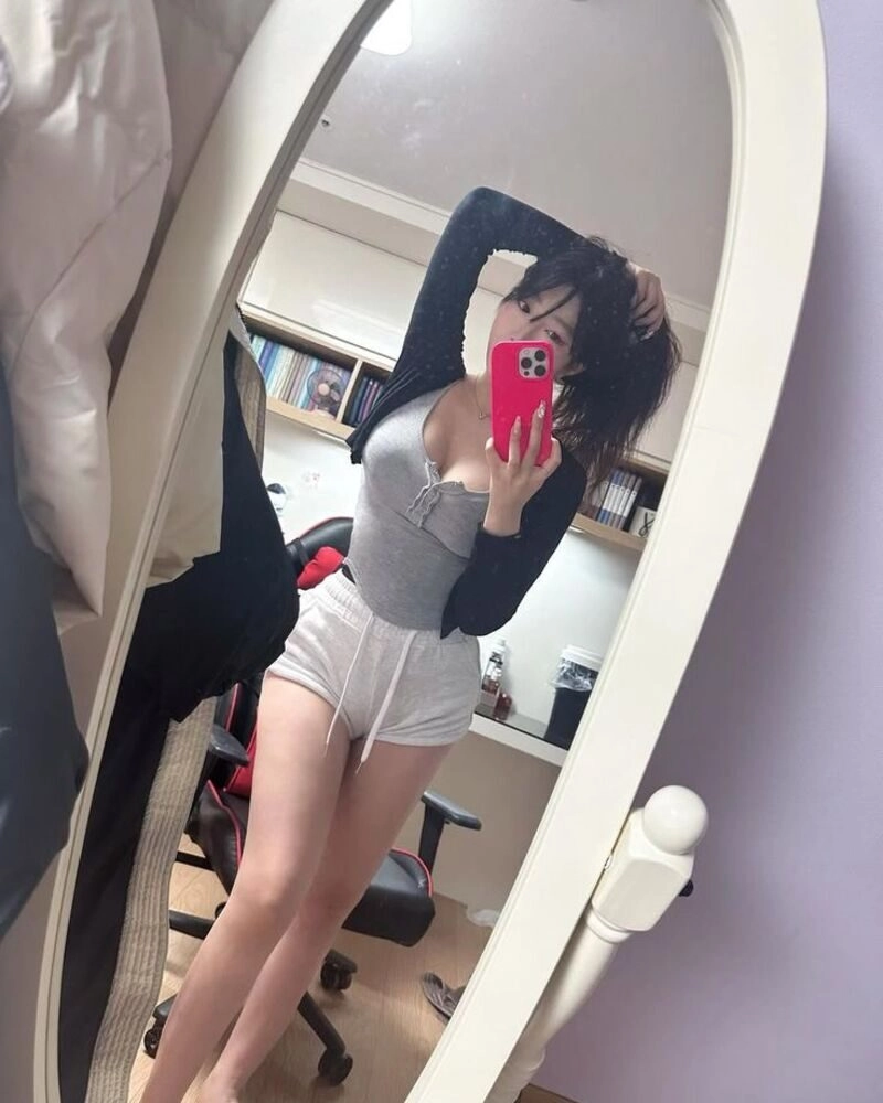 gái mới lớn khoe vú