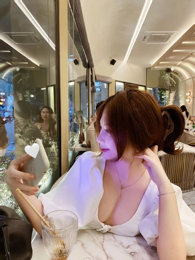 gái mới lớn khoe vú