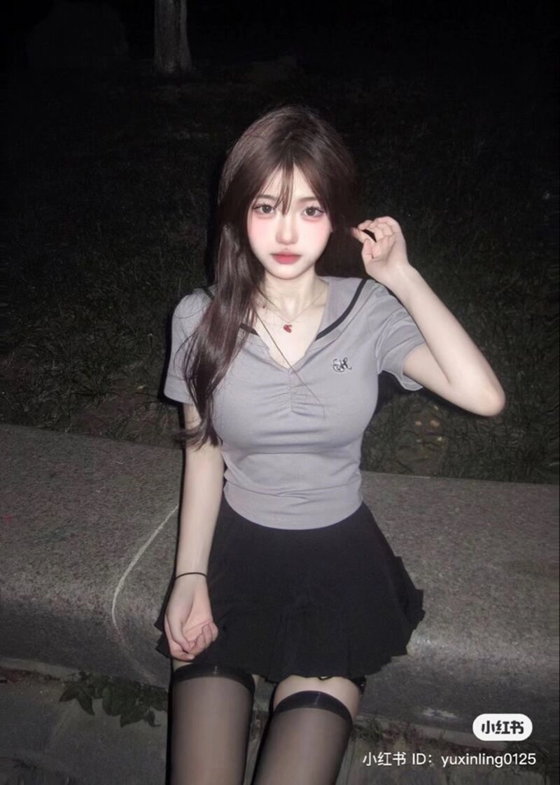 gái mới lớn khoe vú