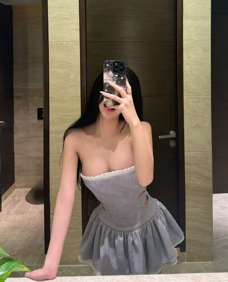 gái mới lớn khoe vú