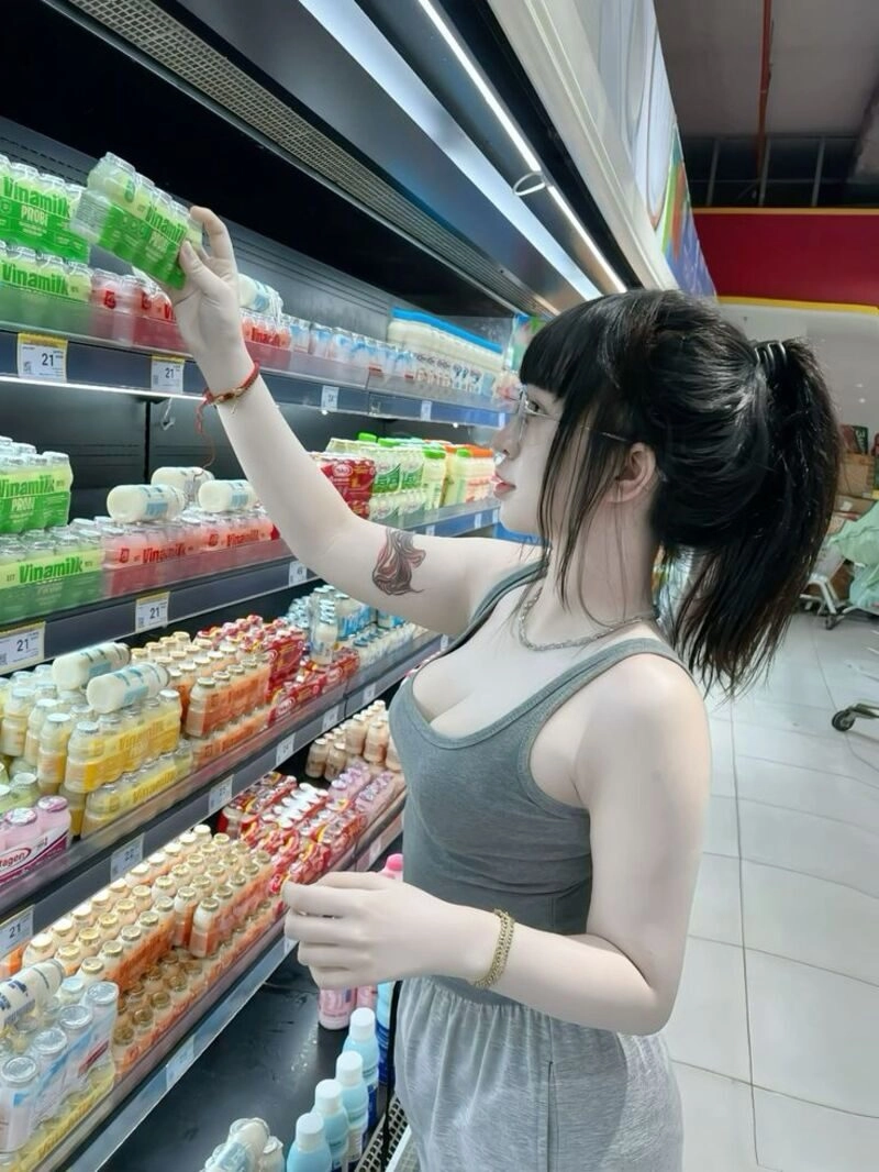 gái mới lớn khoe vú