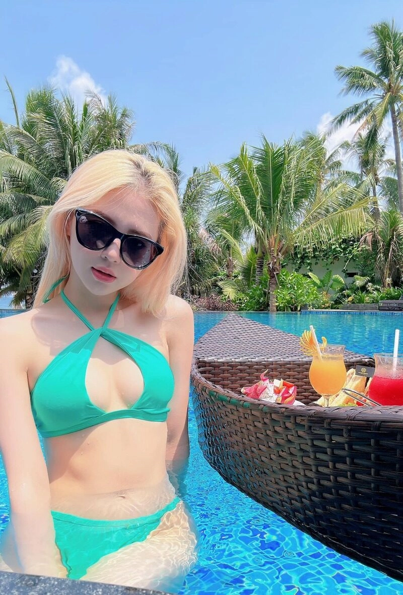 liz kim cương bikini