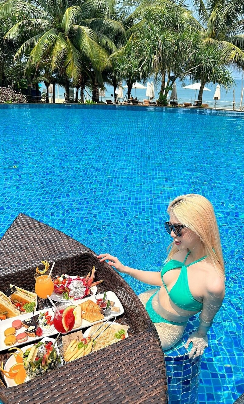 liz kim cương bikini