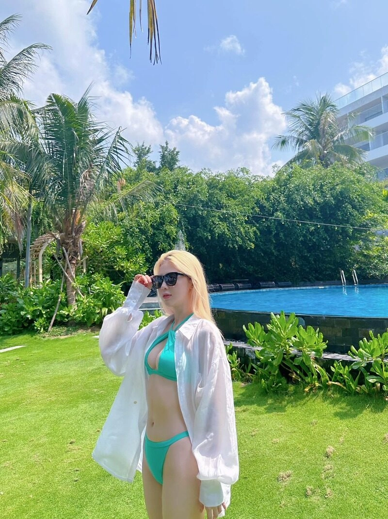 liz kim cương bikini